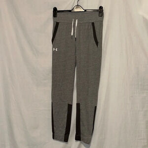 gray & black Under Armour sweatpants / joggers size small loose